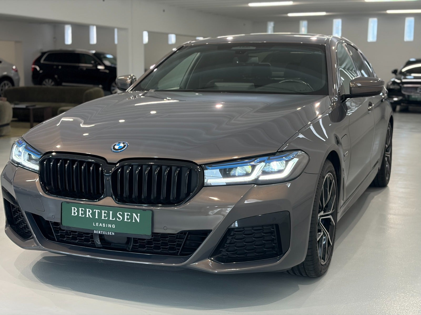Sølv BMW 545e fra 2023