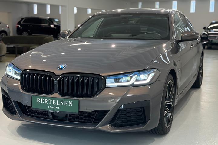 Sølv BMW 545e fra 2023
