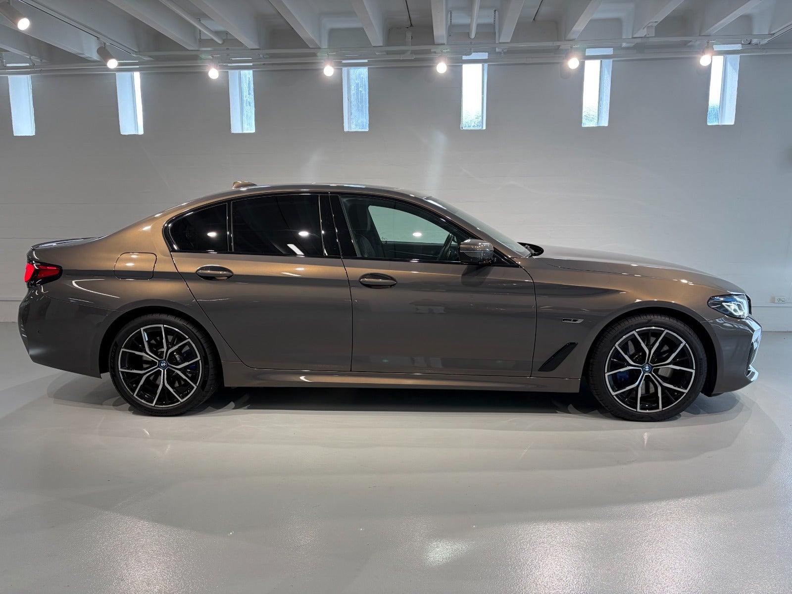 Sølv BMW 545e fra 2023