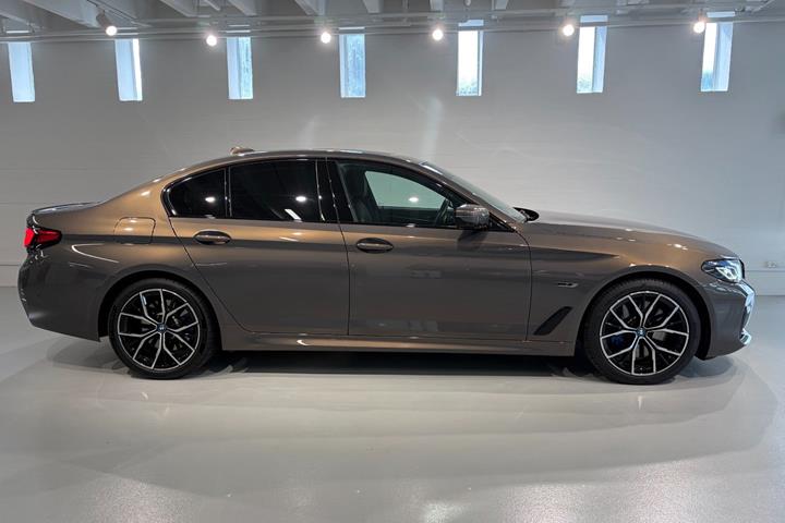 Sølv BMW 545e fra 2023