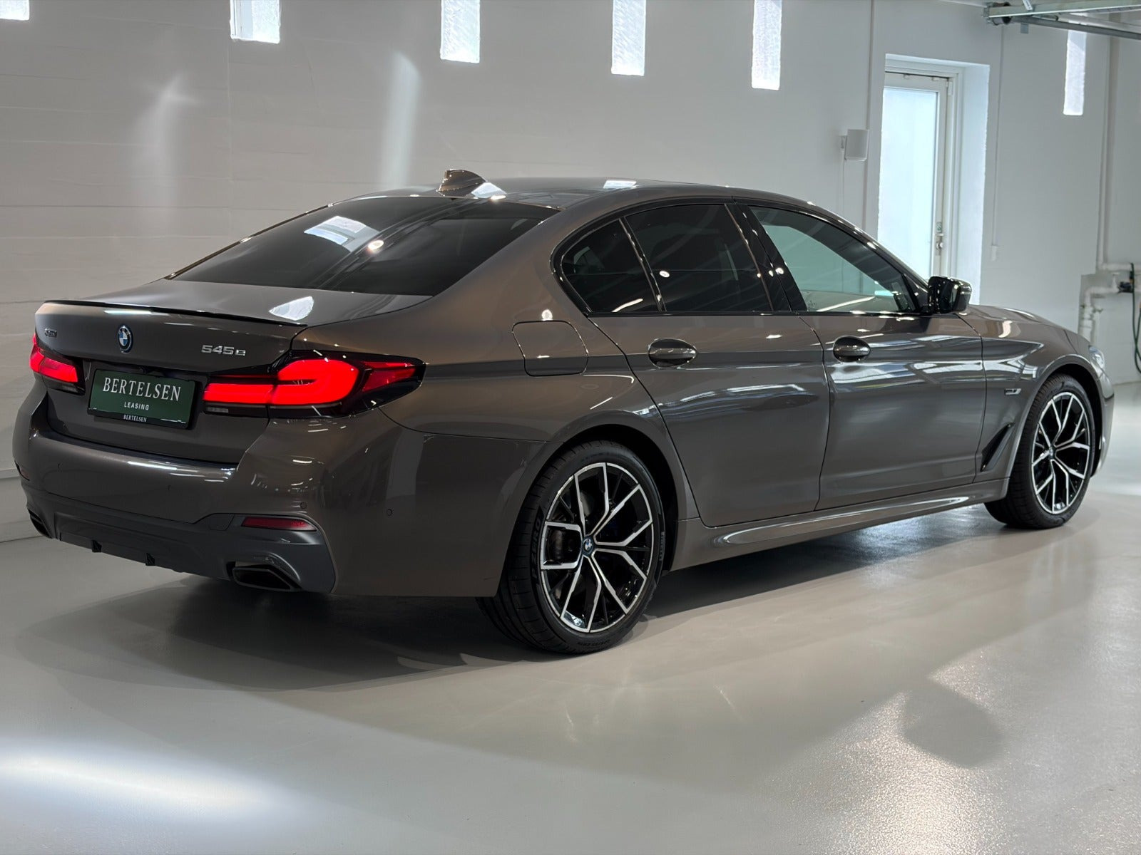 Sølv BMW 545e fra 2023