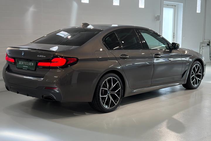 Sølv BMW 545e fra 2023