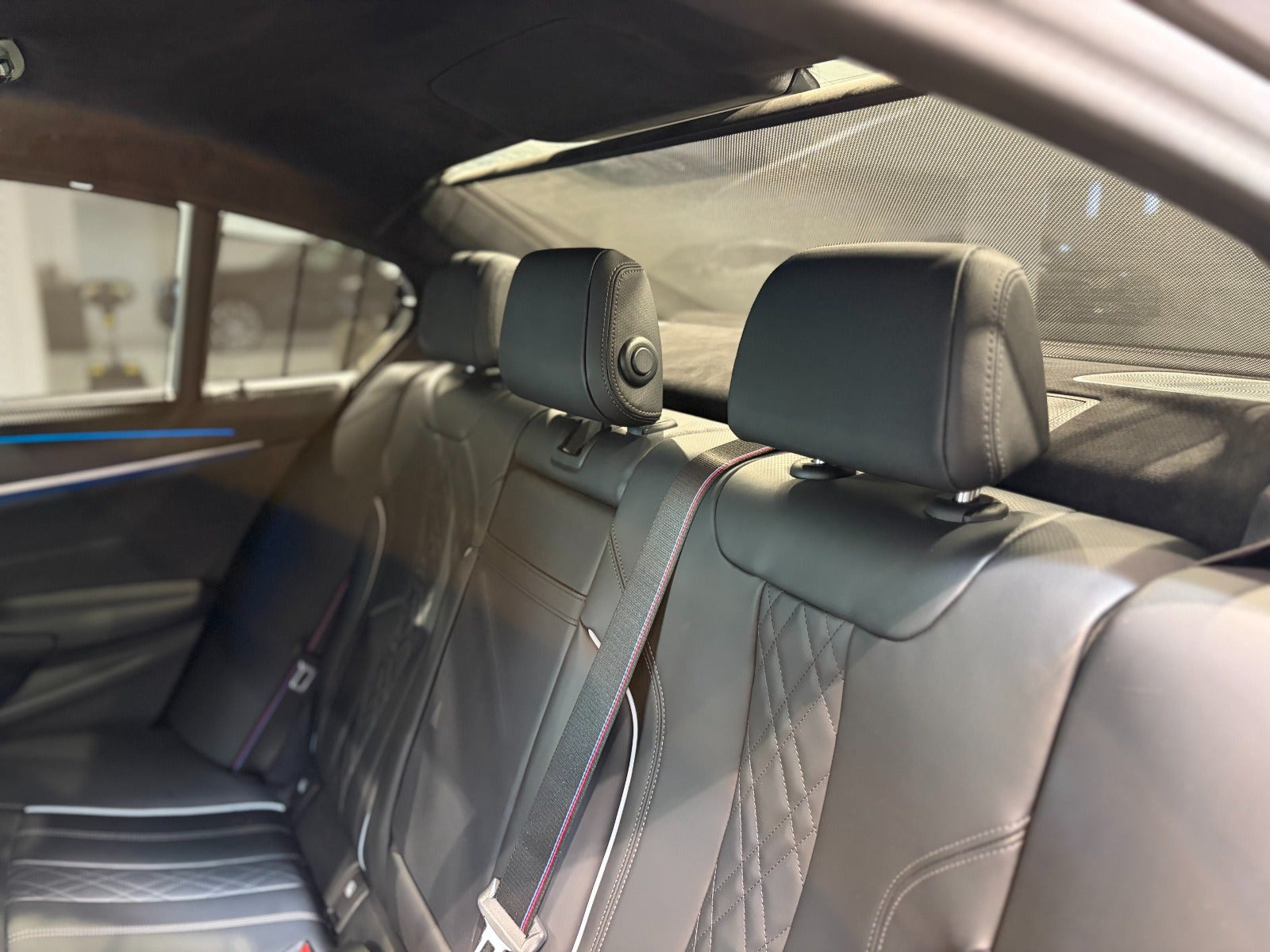 Sølv BMW 545e fra 2023