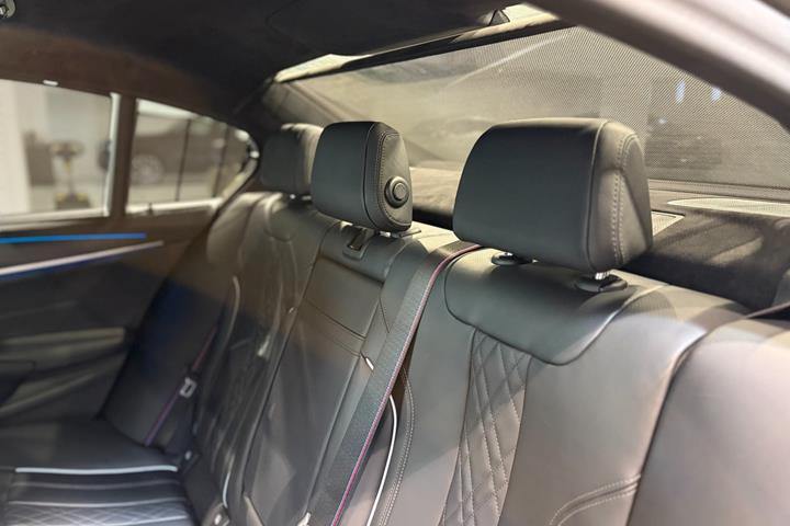 Sølv BMW 545e fra 2023