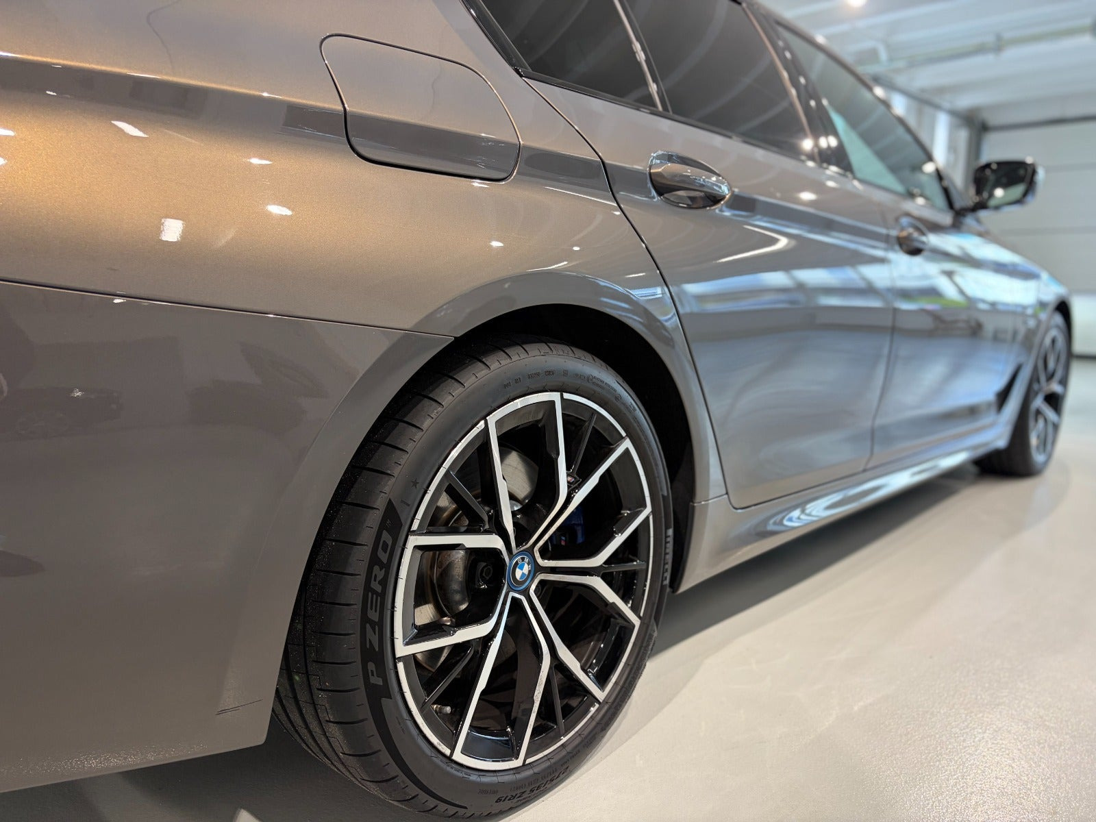 Sølv BMW 545e fra 2023