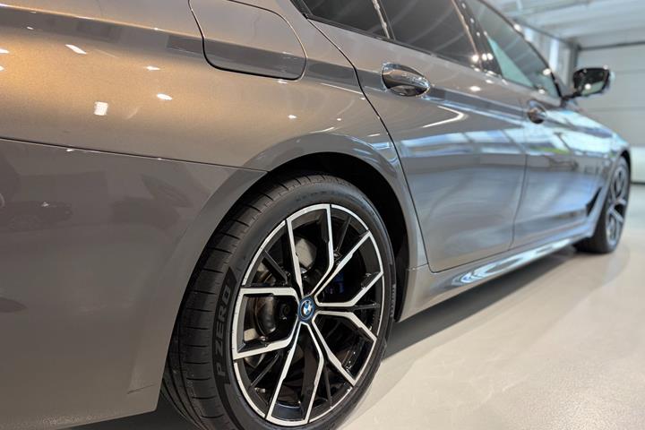 Sølv BMW 545e fra 2023