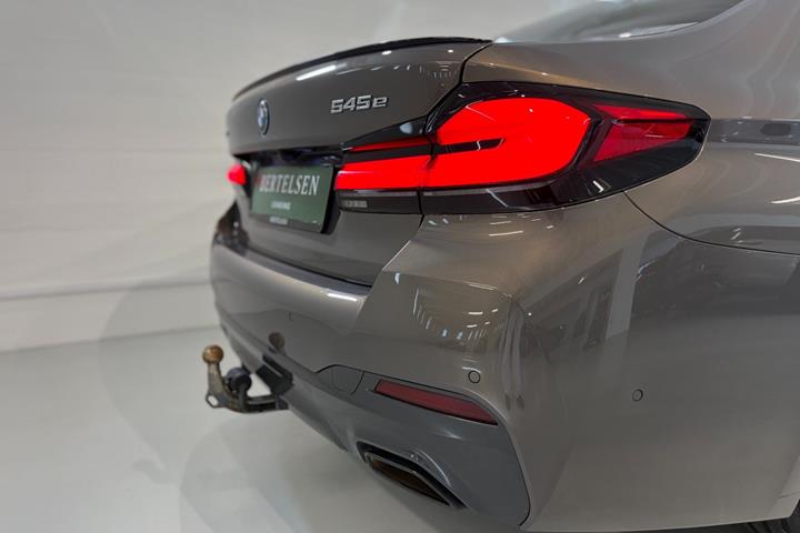 Sølv BMW 545e fra 2023