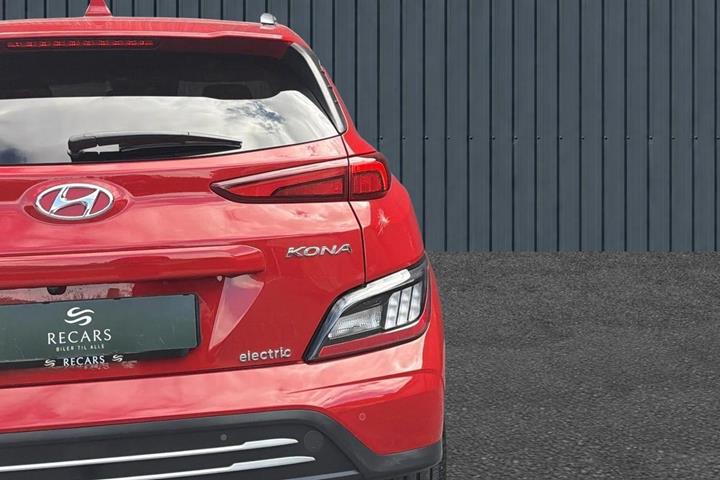 Rød Hyundai Kona fra 2023