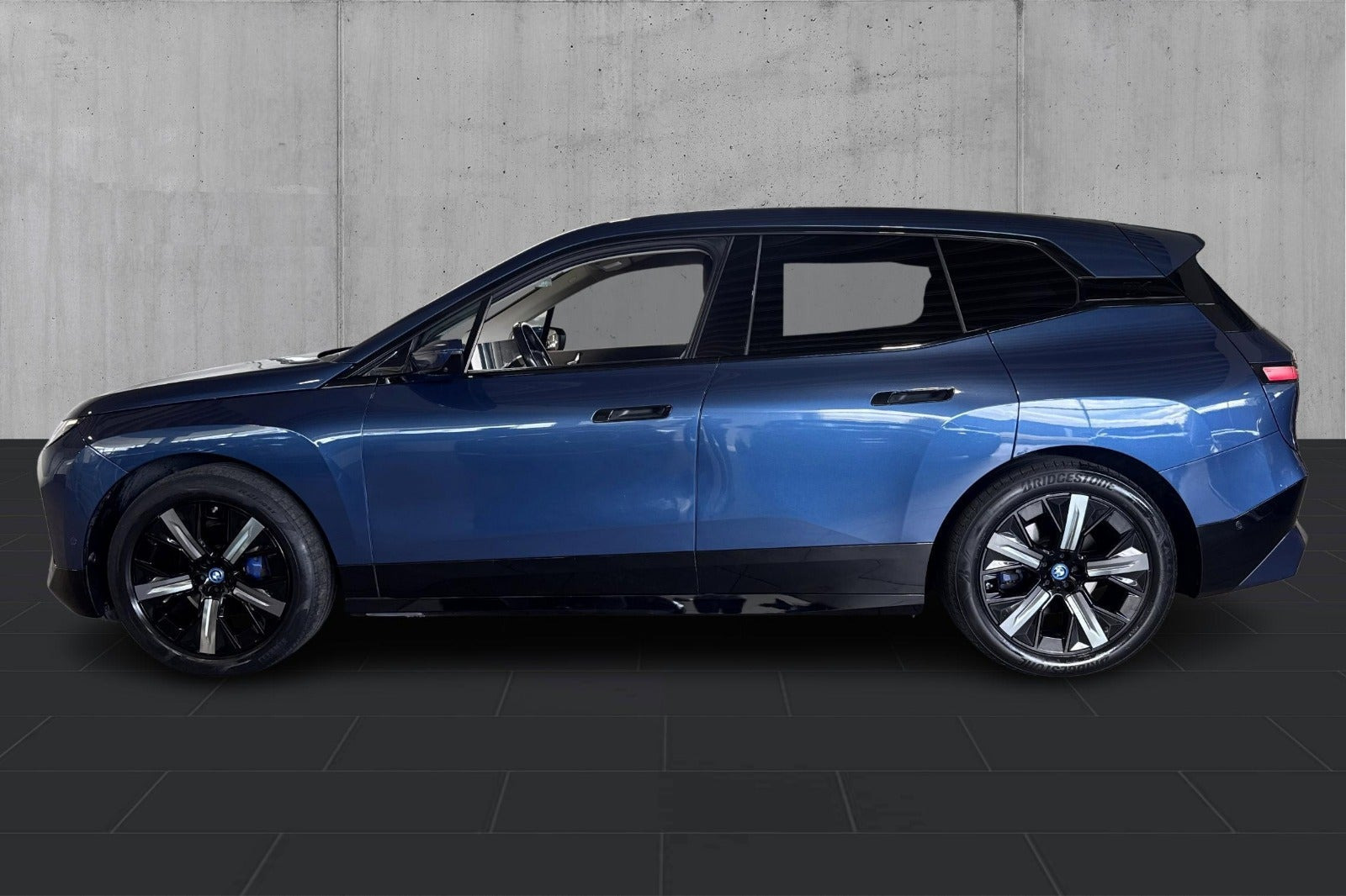 Blå BMW iX fra 2022