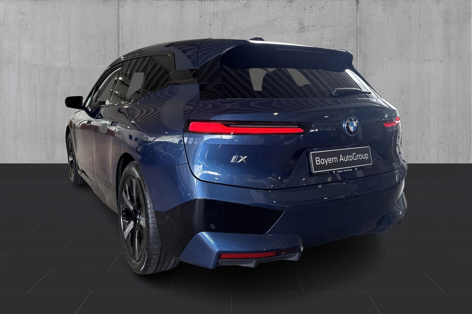 Blå BMW iX fra 2022