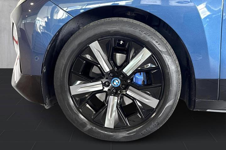 Blå BMW iX fra 2022