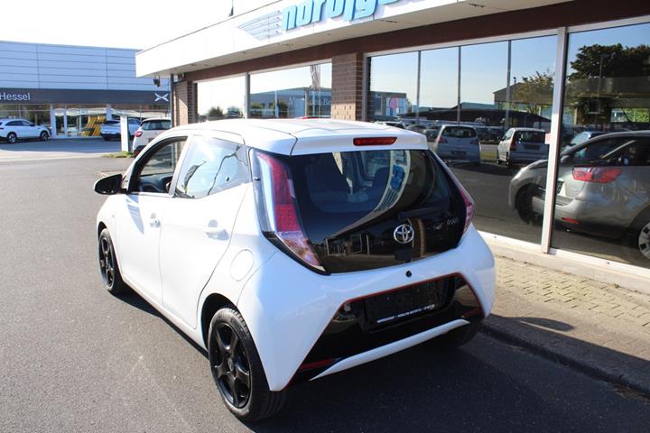 Hvid Toyota Aygo fra 2015