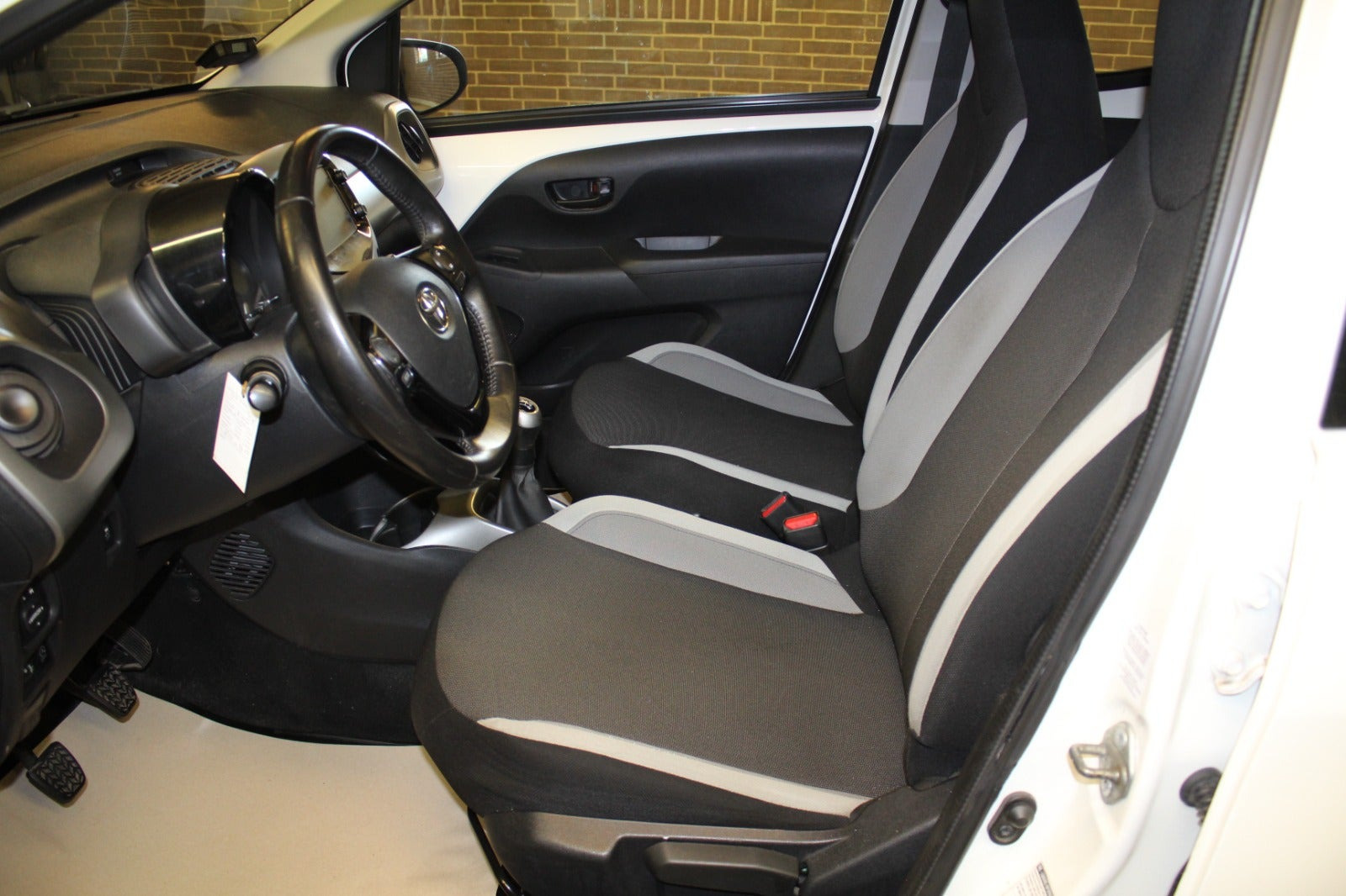Hvid Toyota Aygo fra 2015