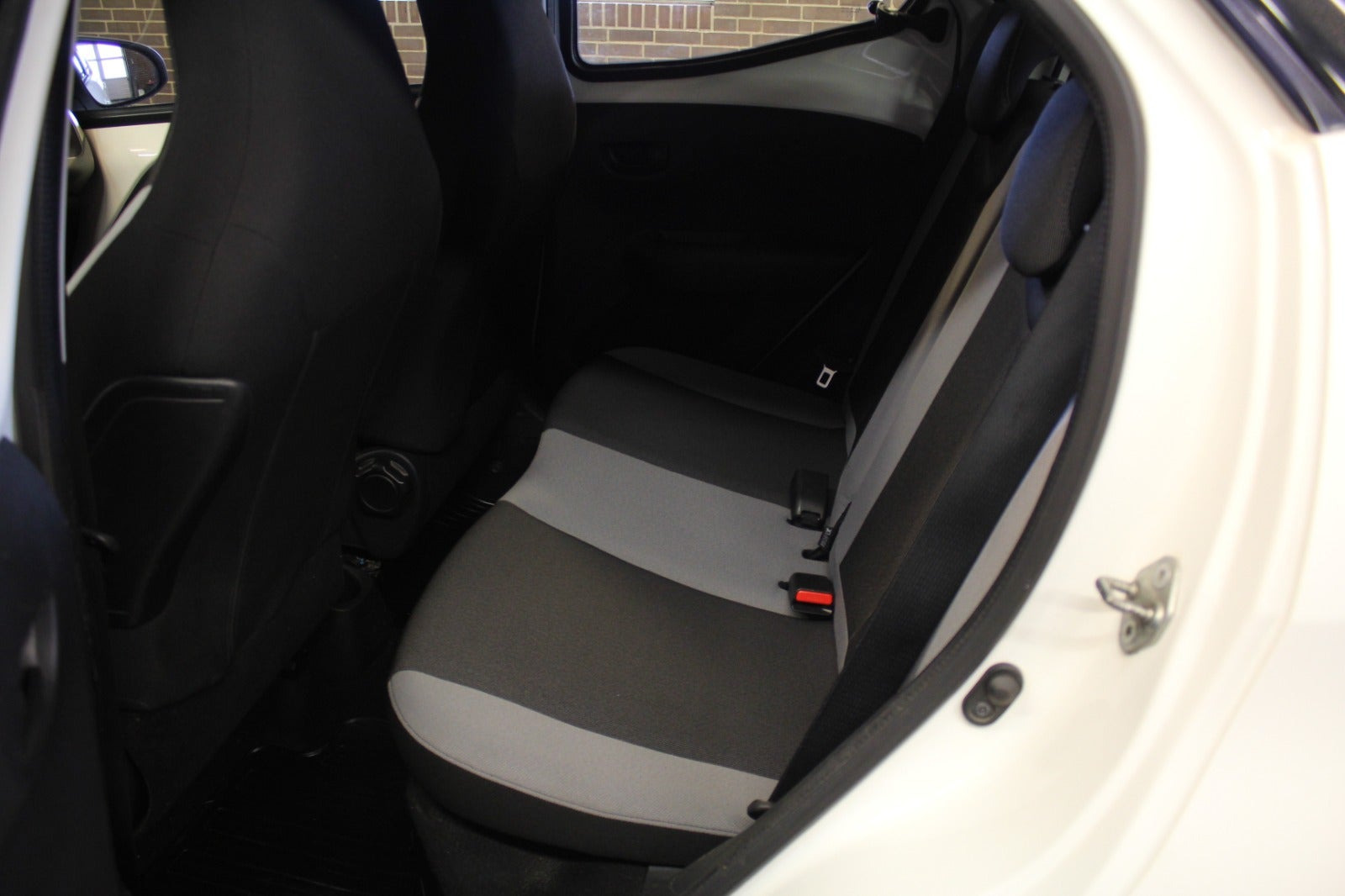 Hvid Toyota Aygo fra 2015