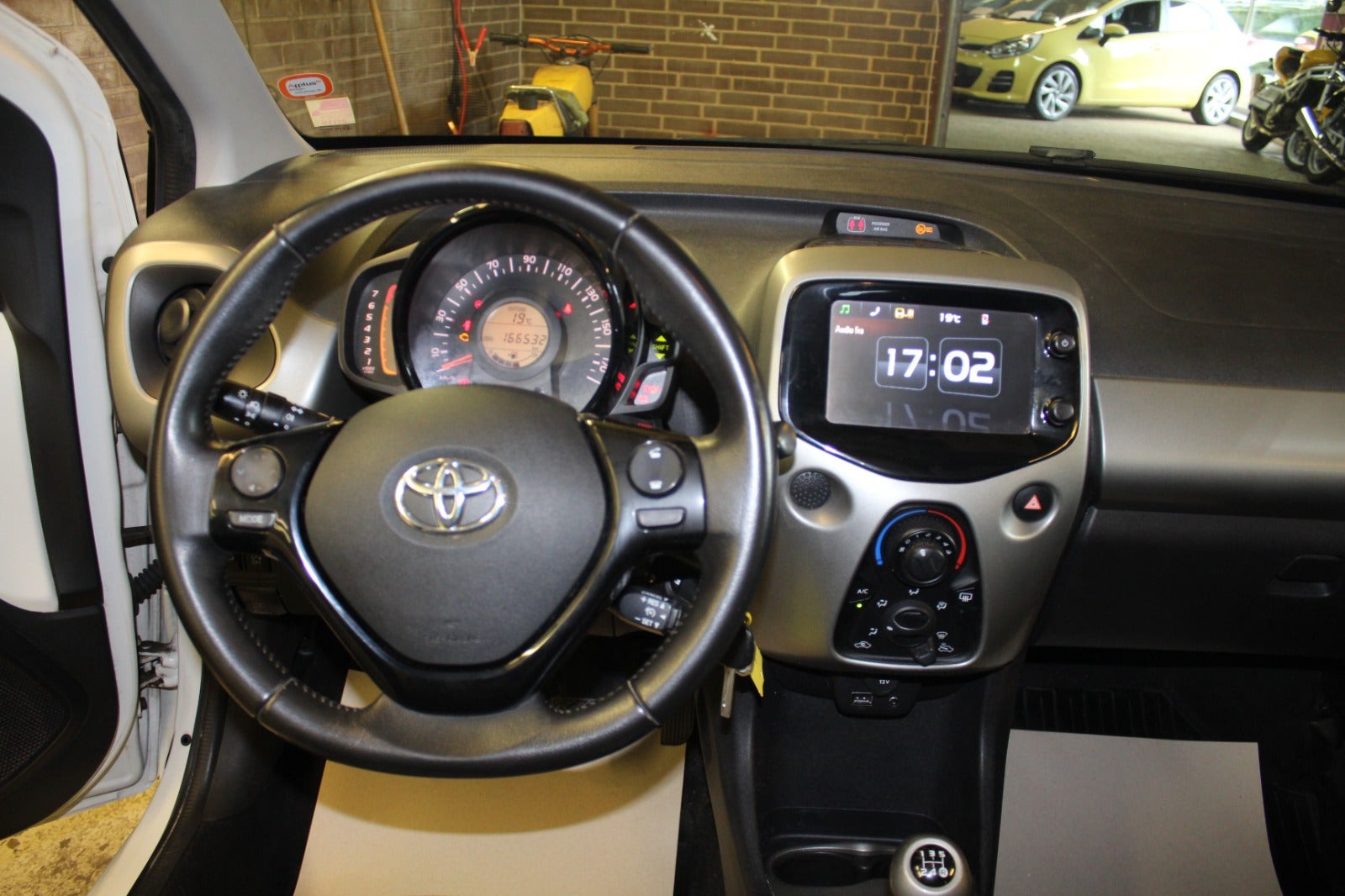Hvid Toyota Aygo fra 2015