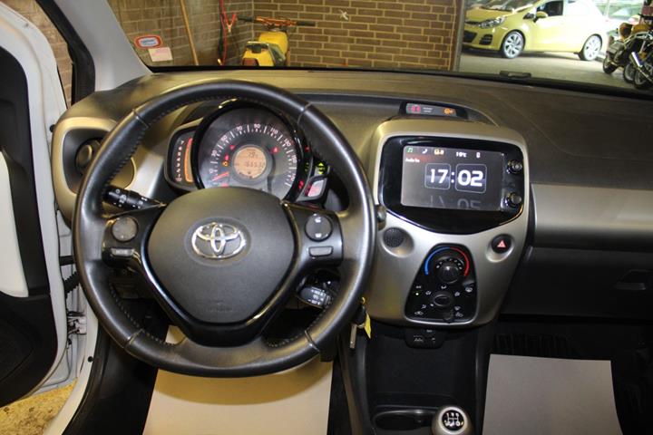 Hvid Toyota Aygo fra 2015