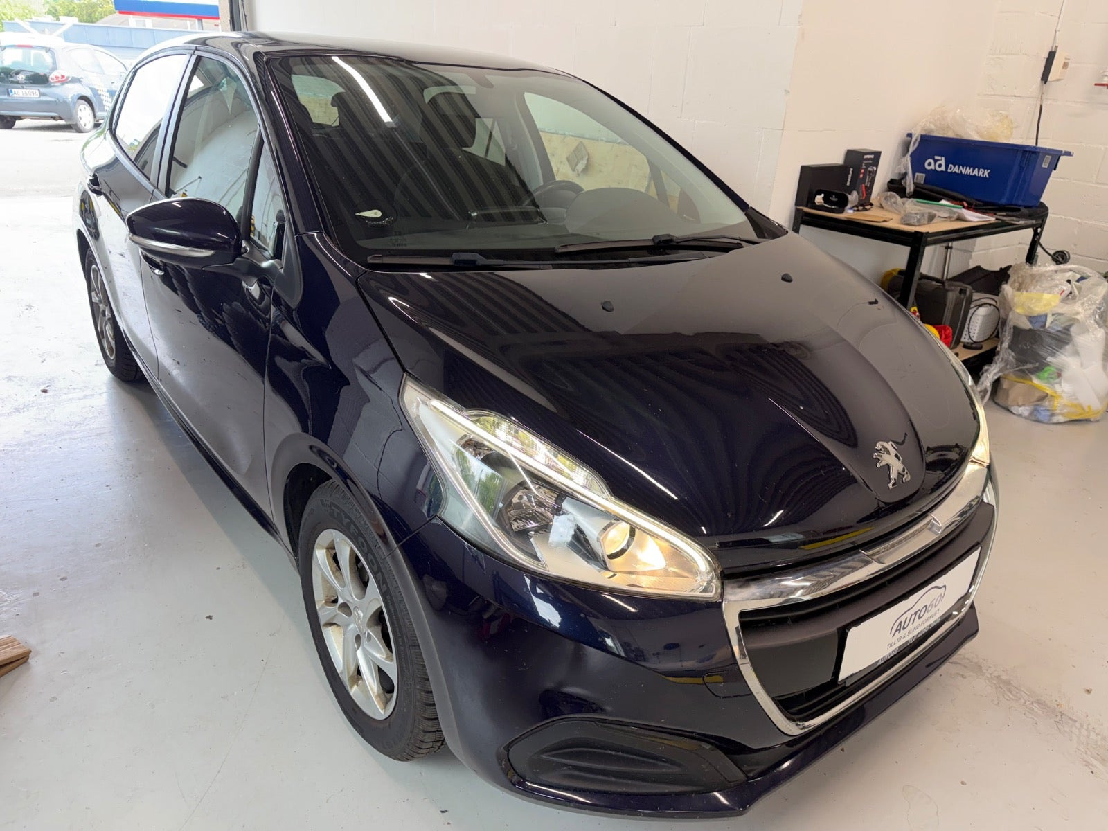 Blå Peugeot 208 fra 2017