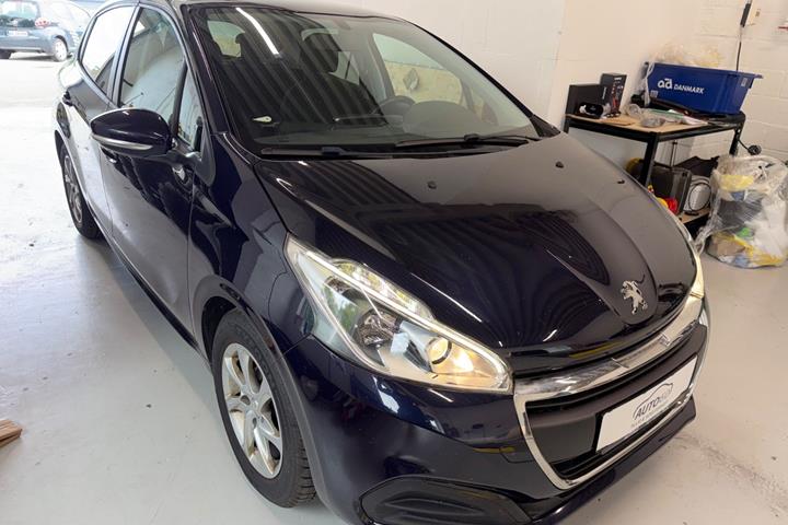 Blå Peugeot 208 fra 2017