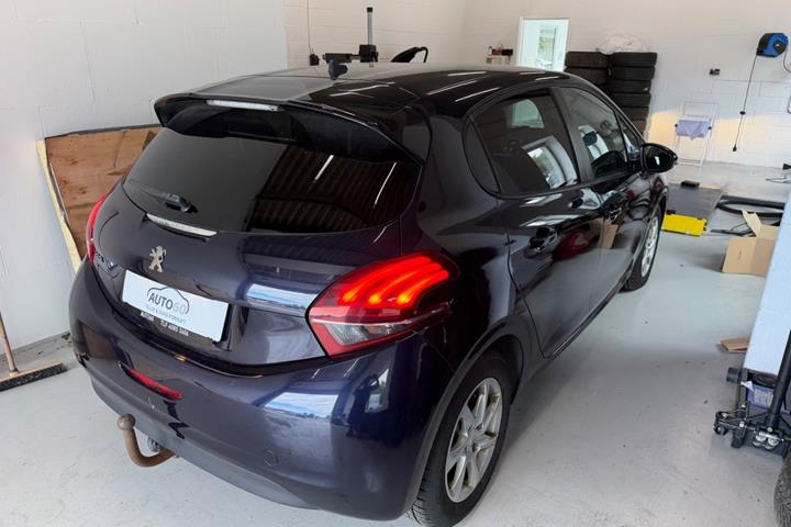 Blå Peugeot 208 fra 2017