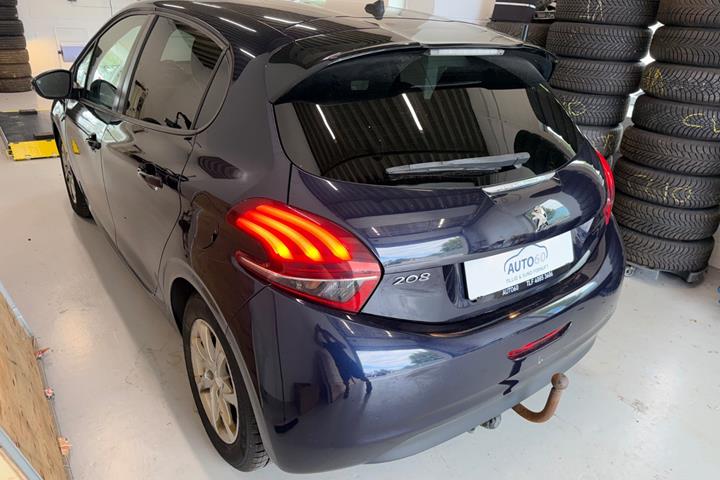 Blå Peugeot 208 fra 2017