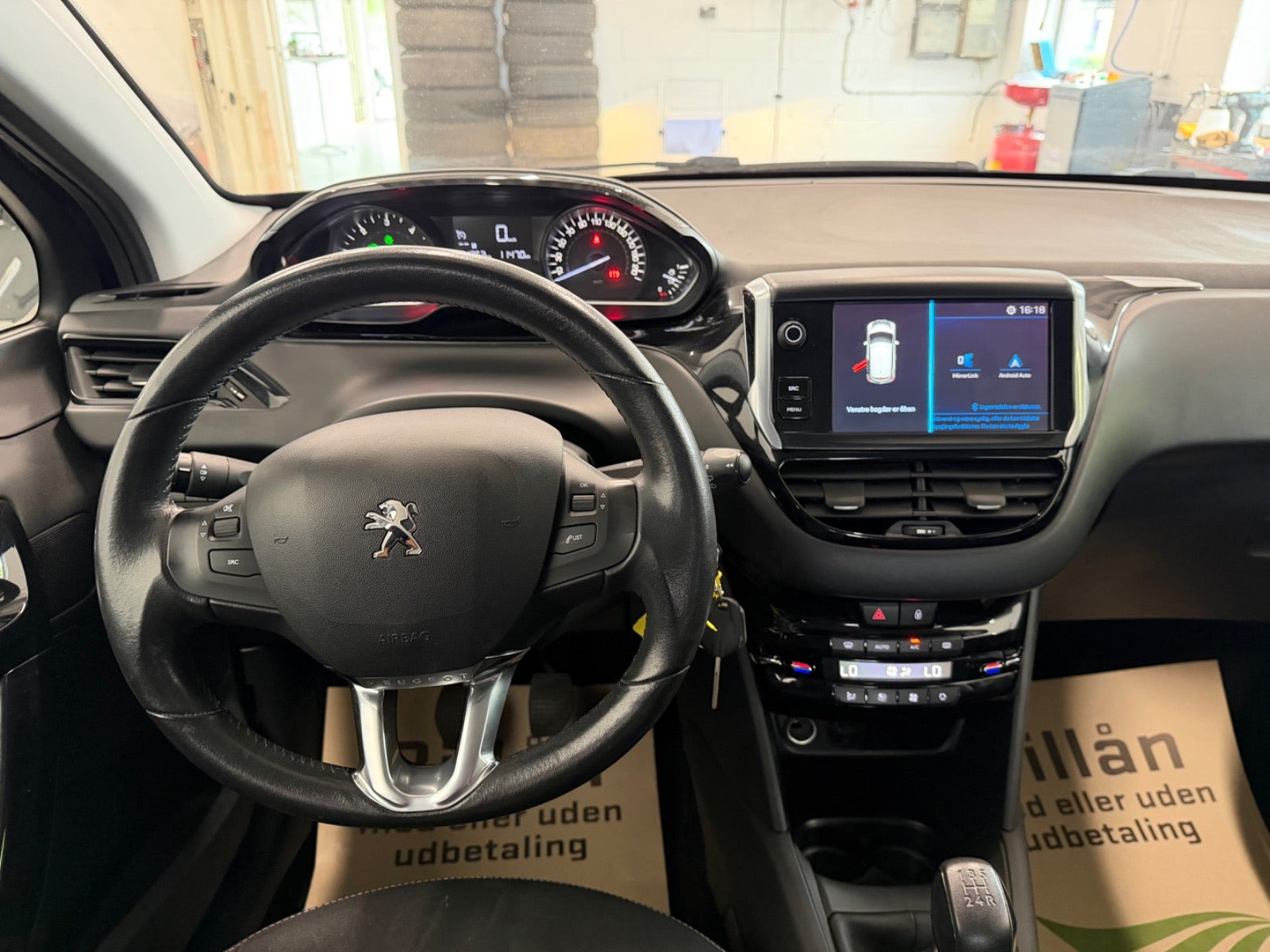 Blå Peugeot 208 fra 2017