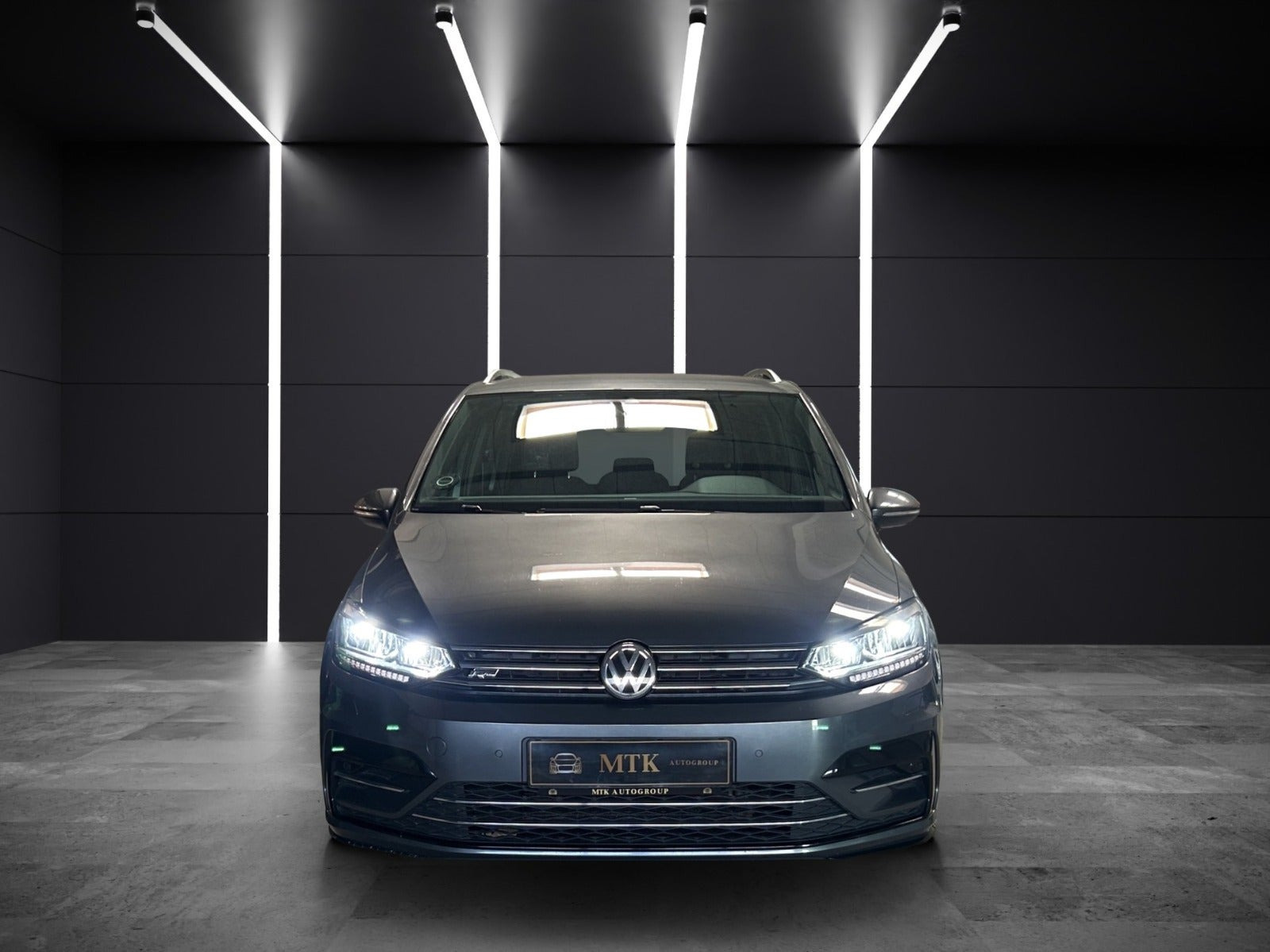 Grå VW Touran fra 2020