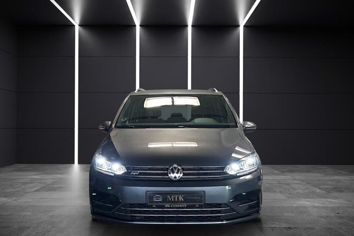 Grå VW Touran fra 2020