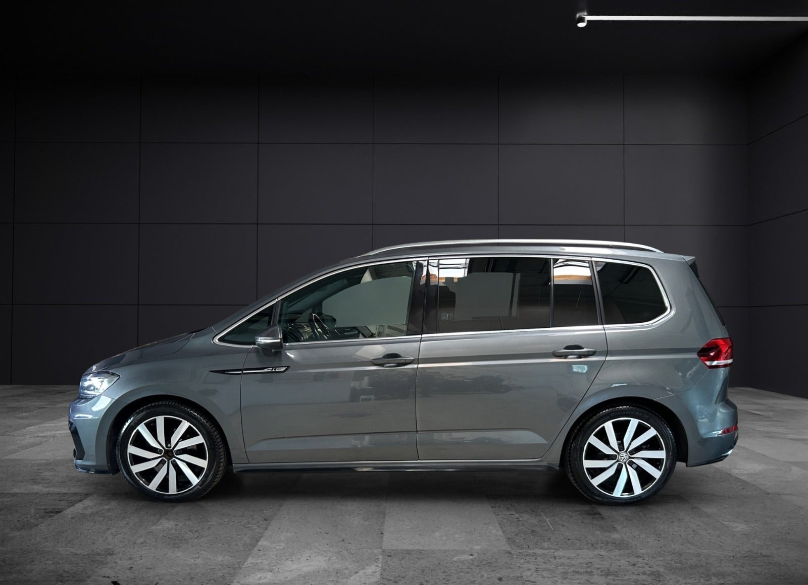 Grå VW Touran fra 2020