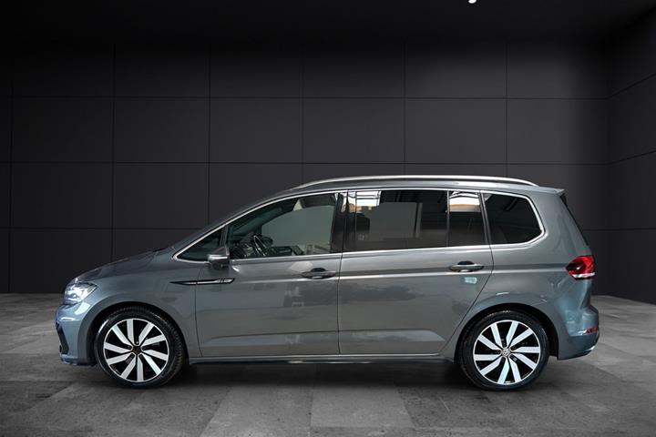 Grå VW Touran fra 2020