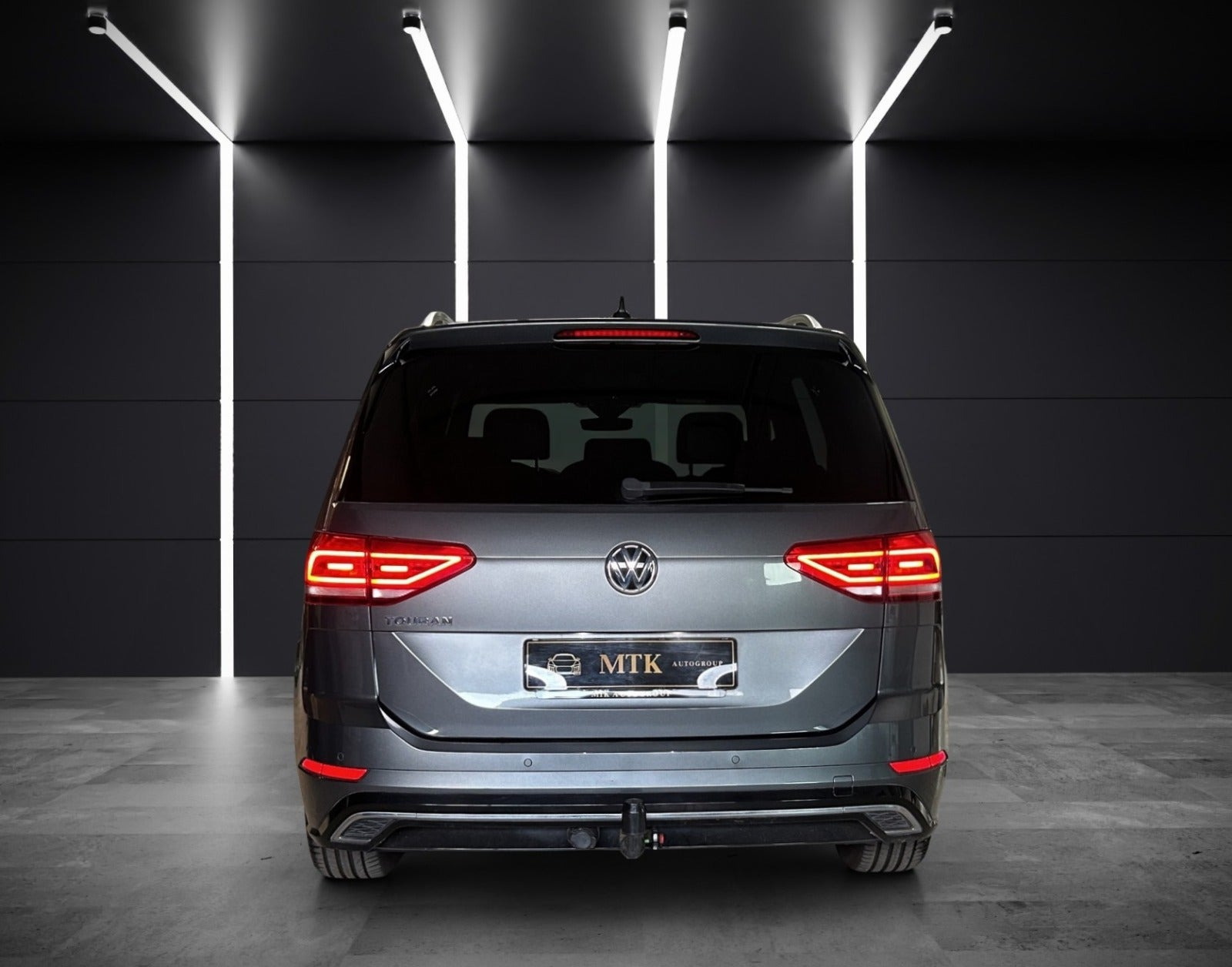 Grå VW Touran fra 2020