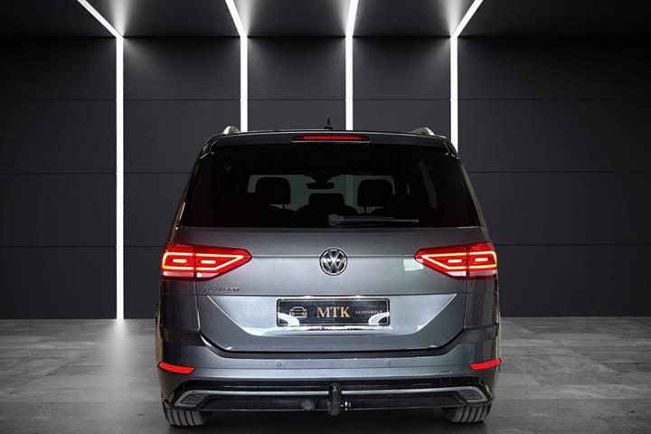 Grå VW Touran fra 2020