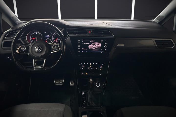 Grå VW Touran fra 2020