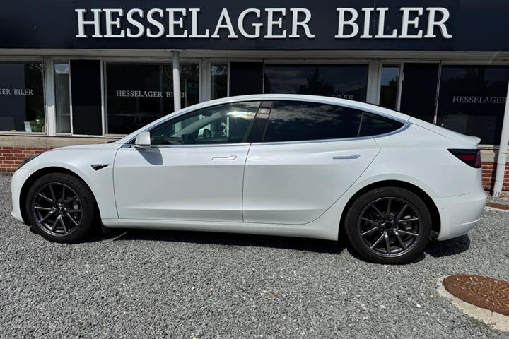 Hvid Tesla Model 3 fra 2020