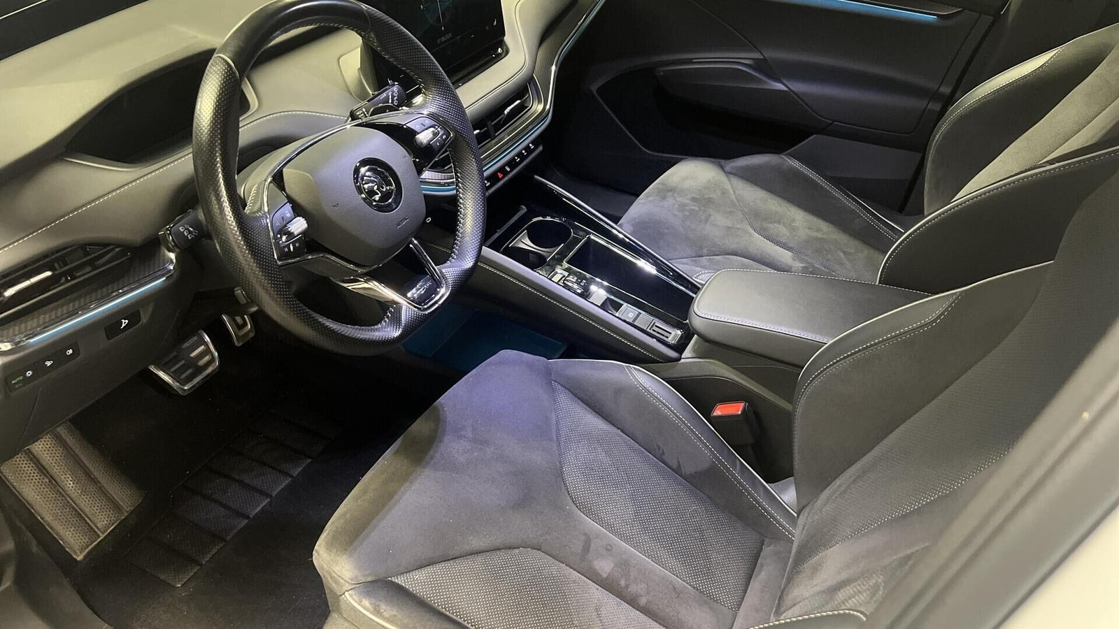Hvid Skoda Enyaq fra 2022