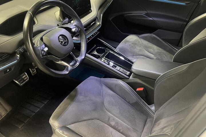 Hvid Skoda Enyaq fra 2022