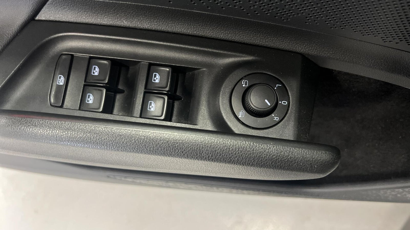 Hvid Skoda Enyaq fra 2022