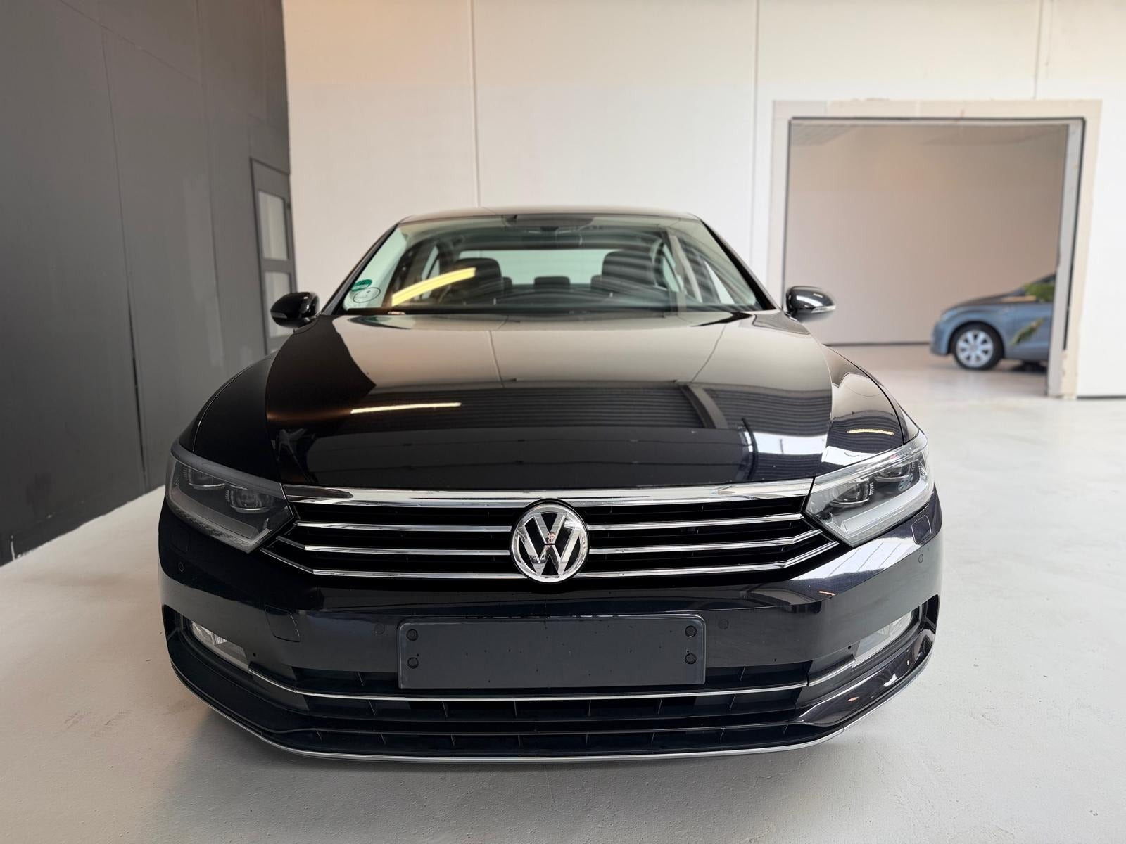 Sort VW Passat fra 2016