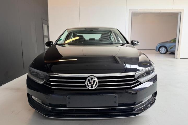 Sort VW Passat fra 2016
