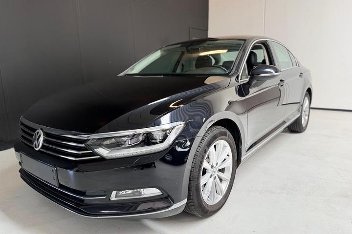 Sort VW Passat fra 2016 set udefra