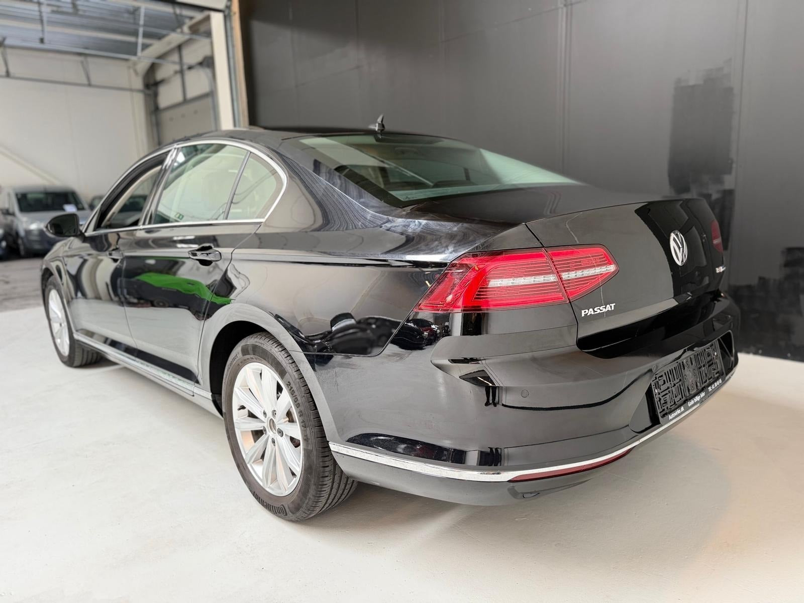 Sort VW Passat fra 2016