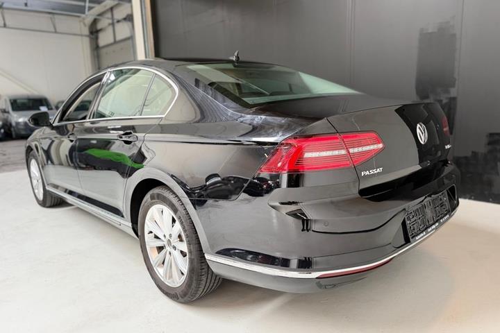 Sort VW Passat fra 2016
