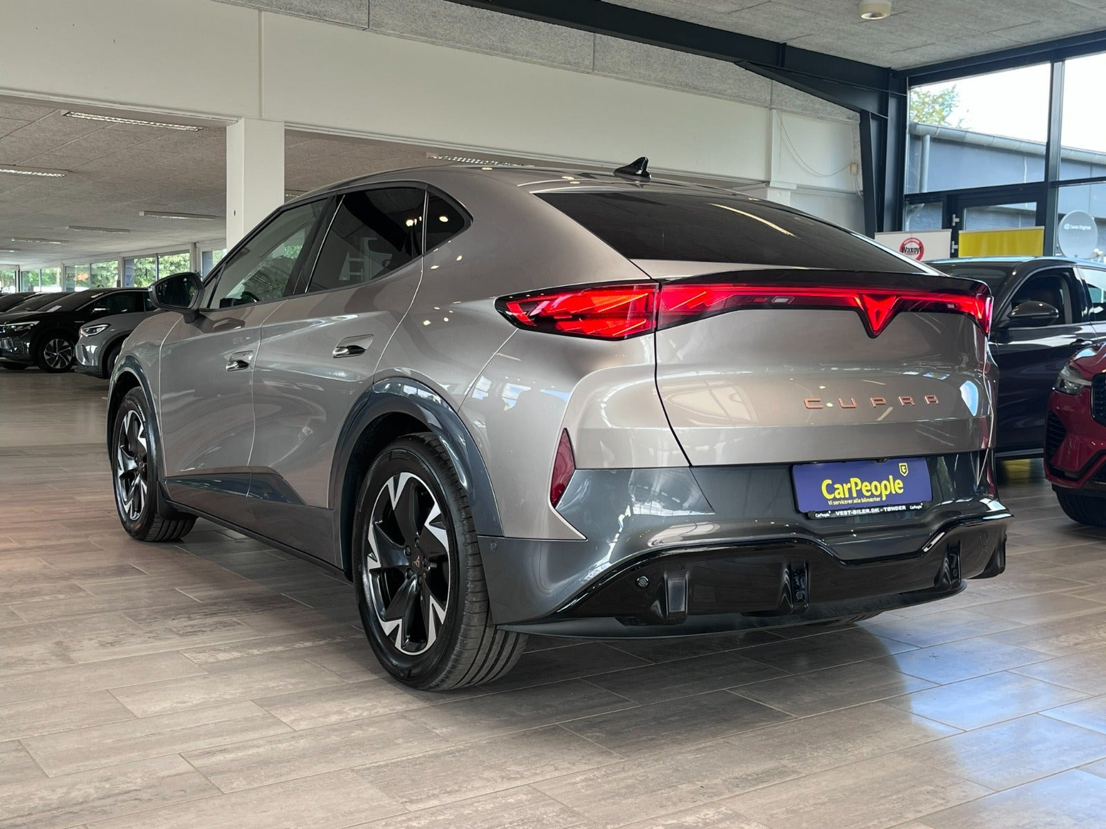 Beige Cupra Tavascan fra 2025
