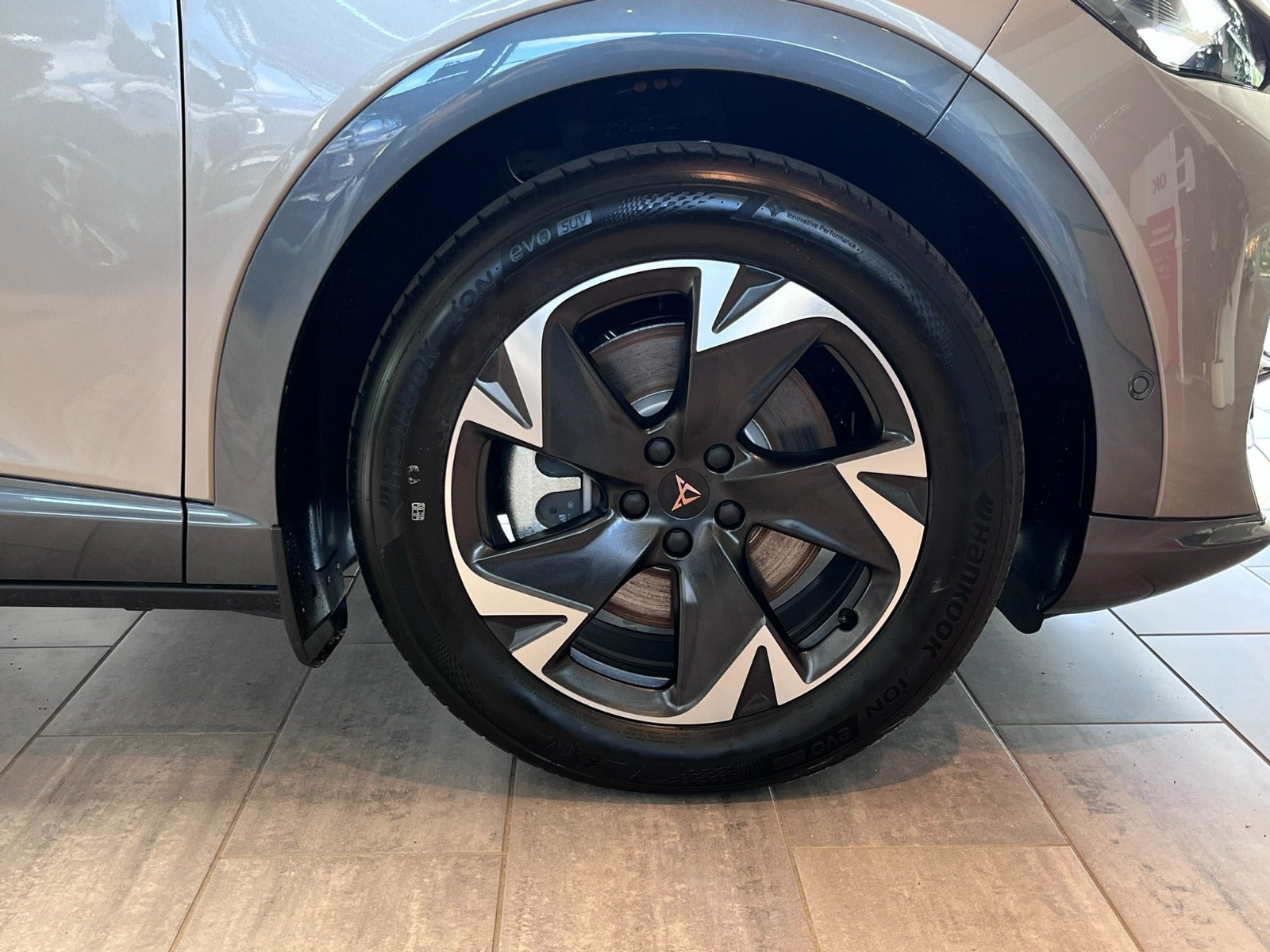 Beige Cupra Tavascan fra 2025