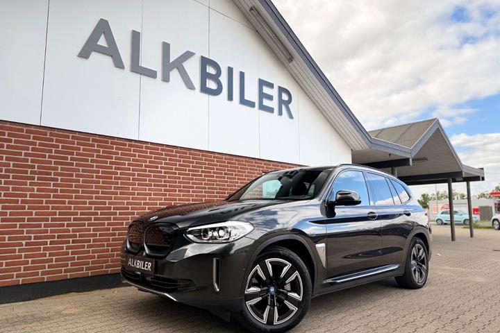 Grå BMW iX3 fra 2021