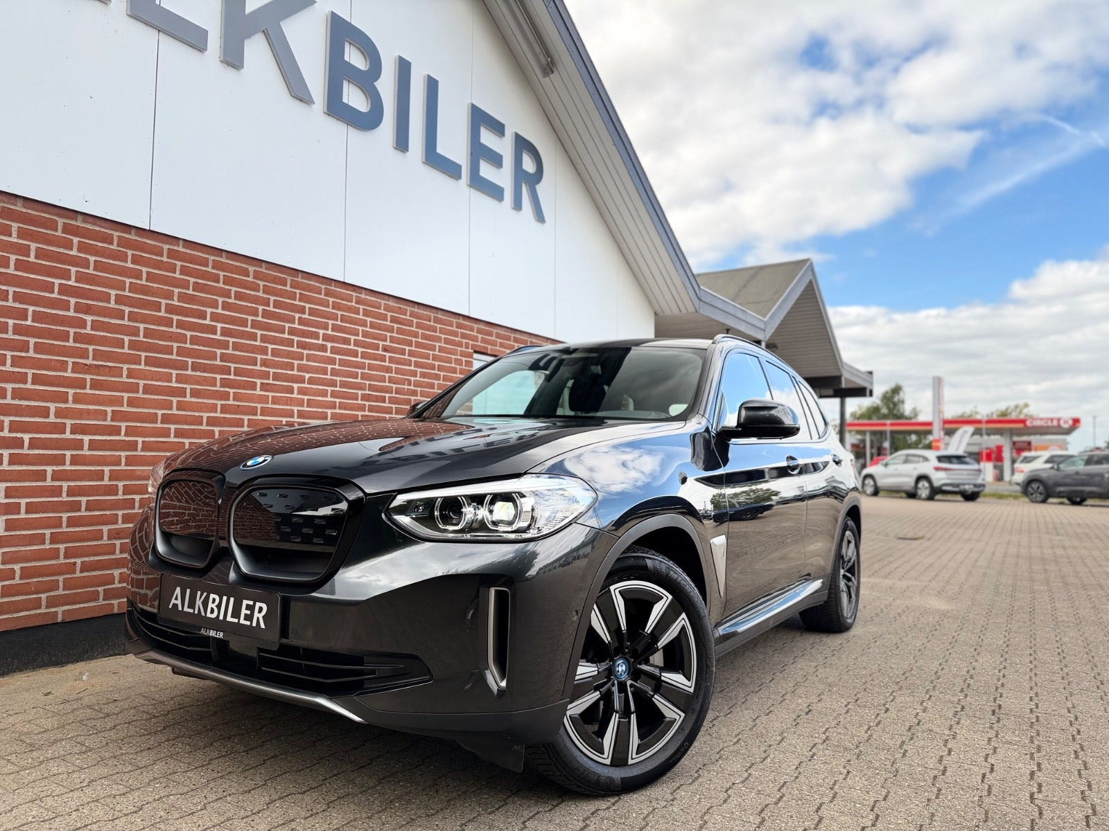 Grå BMW iX3 fra 2021
