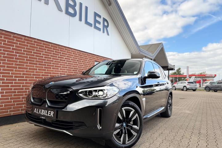 Grå BMW iX3 fra 2021