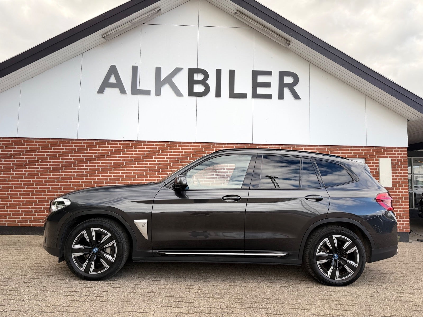 Grå BMW iX3 fra 2021