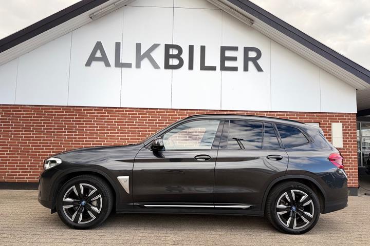 Grå BMW iX3 fra 2021