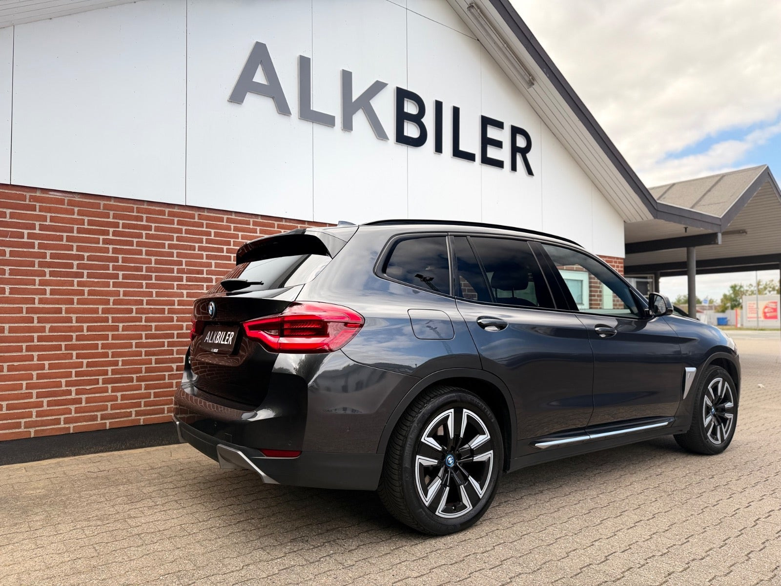 Grå BMW iX3 fra 2021