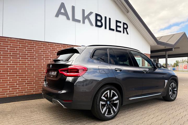 Grå BMW iX3 fra 2021